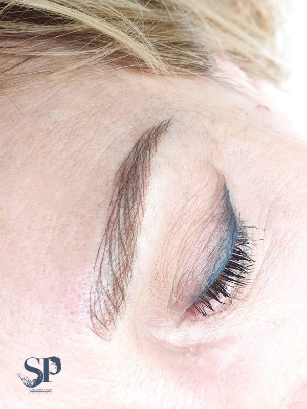 Eyeliner eseguito con la tecnica dello sfumato e sopracciglia iperrealistiche