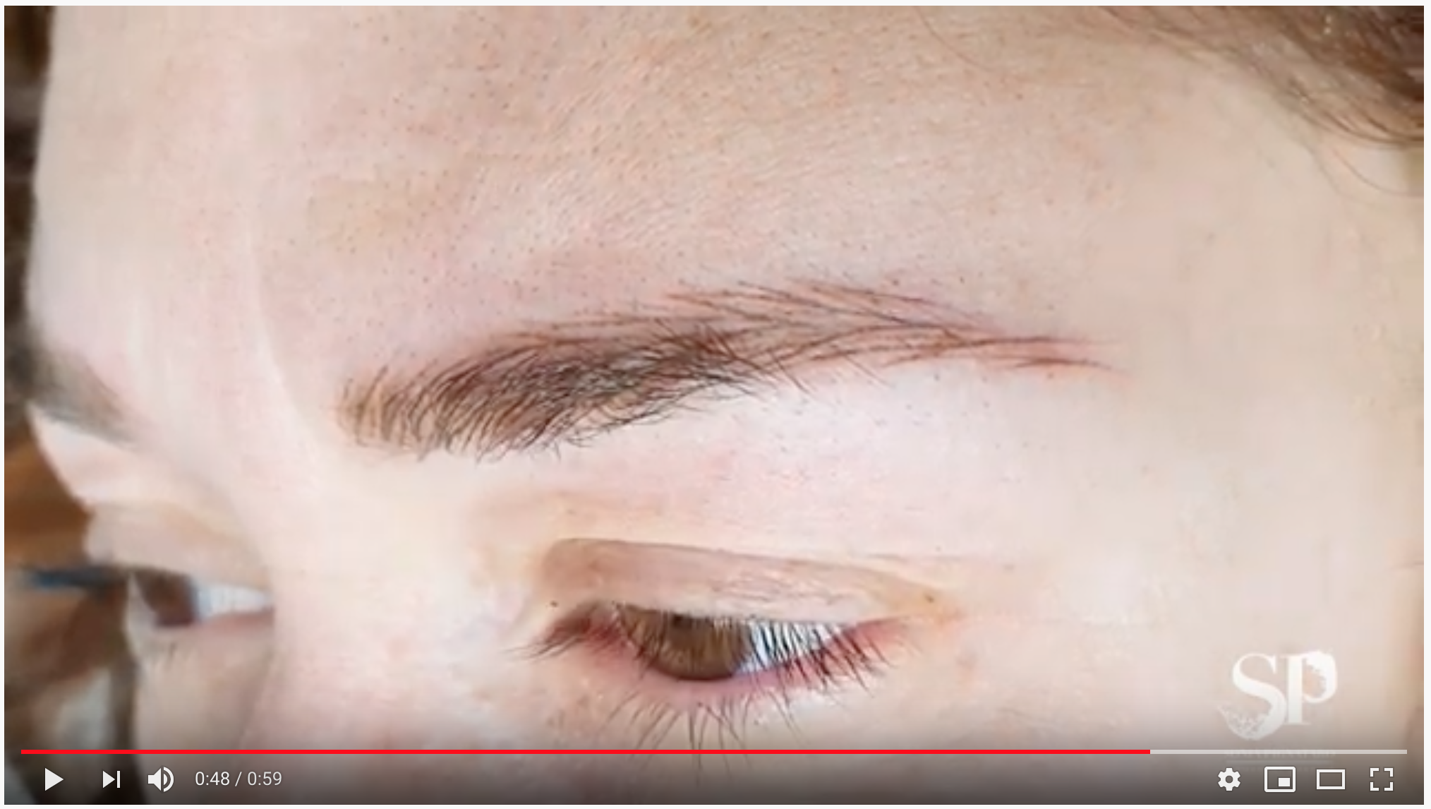 Sopracciglia iperrealistiche, nuovo lavoro con il trucco permanente