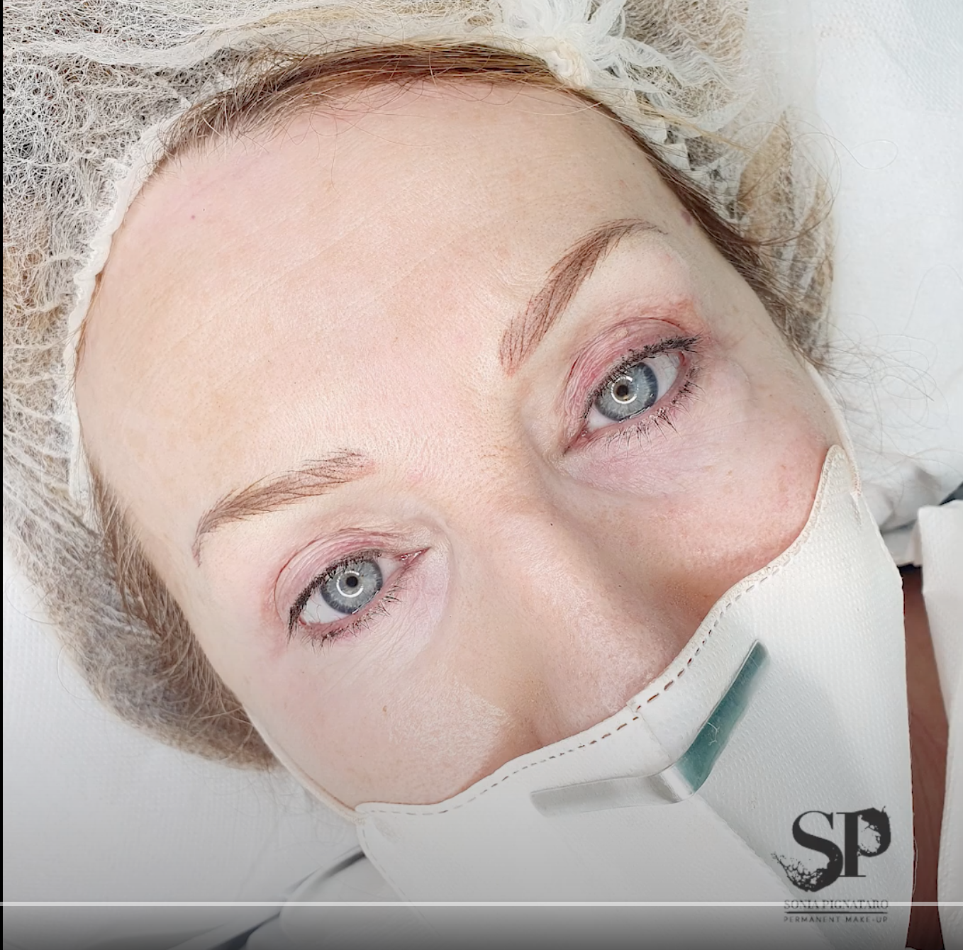 Sopracciglia iperrealistiche