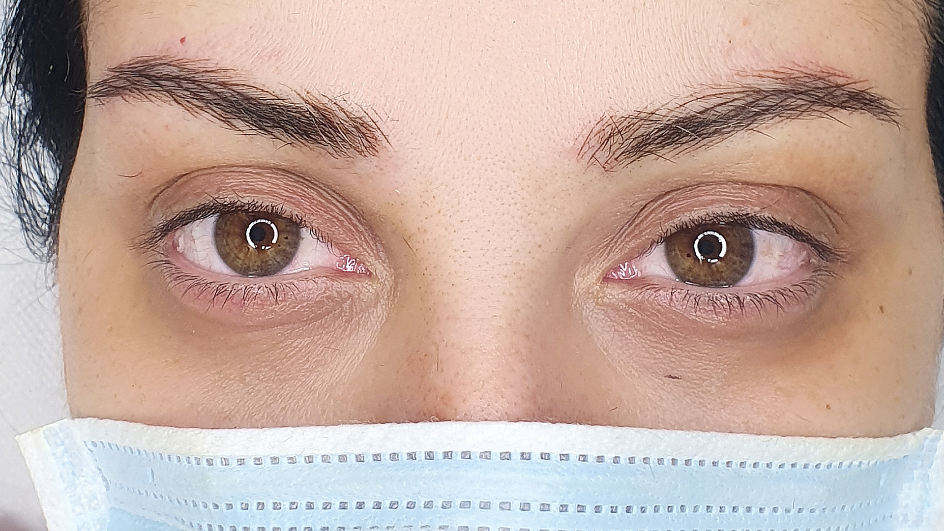 Sopracciglia tatuate con il trucco permanente (Tatuaggio visagistico)