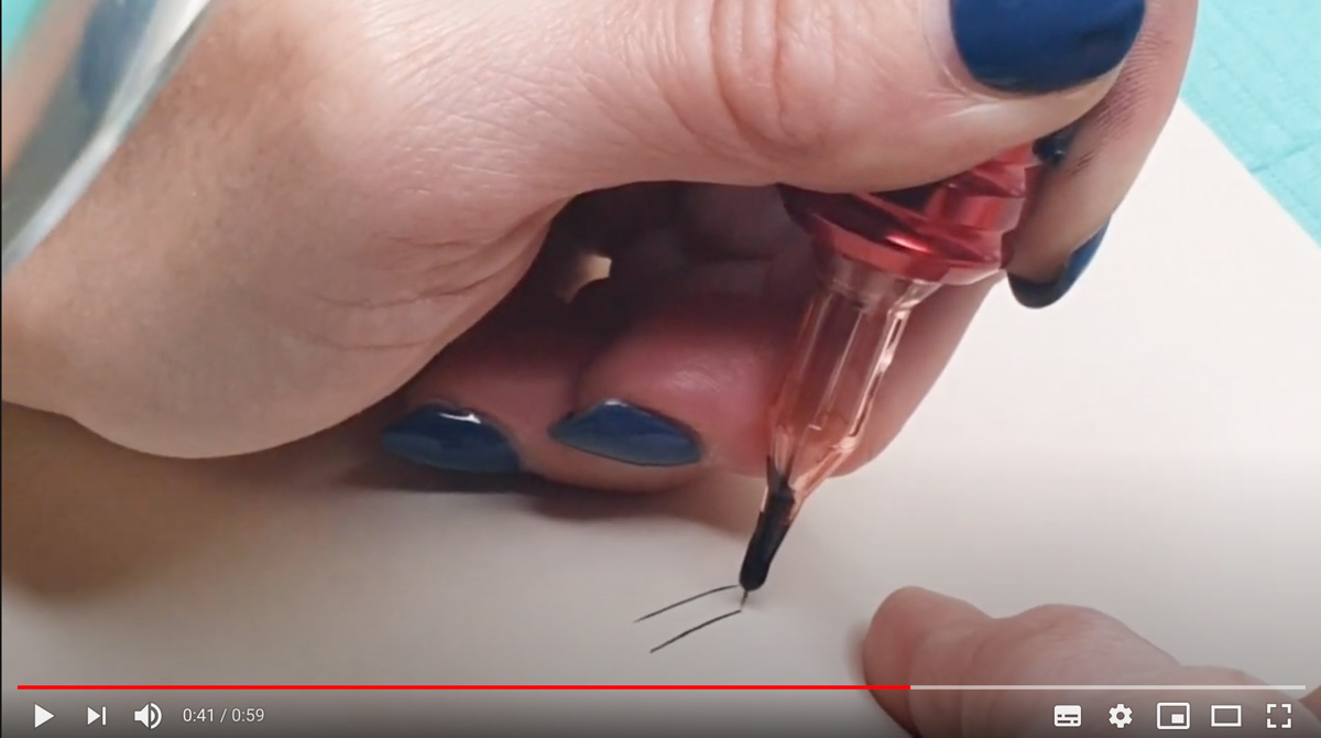 In questa dimostrazione è possibile vedere come l'appoggio della mano cambia a seconda dell'inclinazione del dermografo rispetto alla superficie che stiamo trattando.