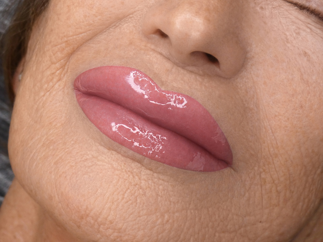 Dermopigmentazione labbra su pelle over 70, effetto rimpolpante