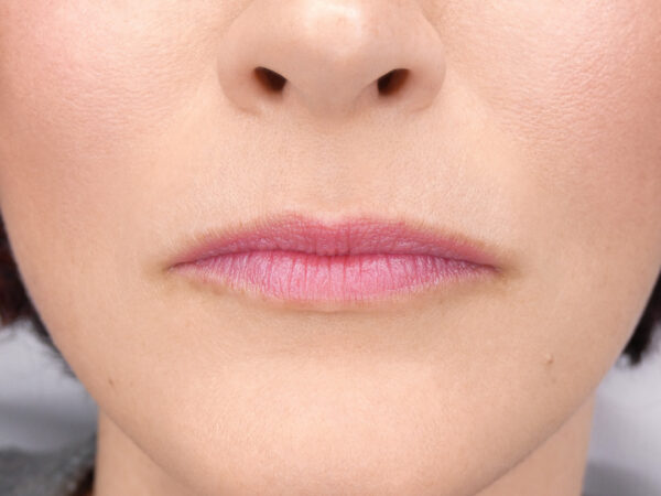 Labbra tatuate con tecnica trucco permanente – colore rosato naturale