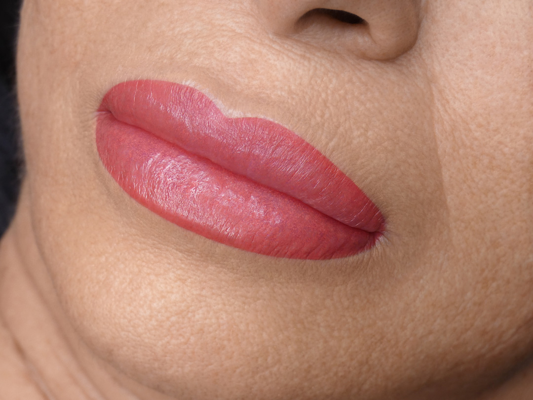 Labbra tatuate con trucco semipermanente in età avanzata
