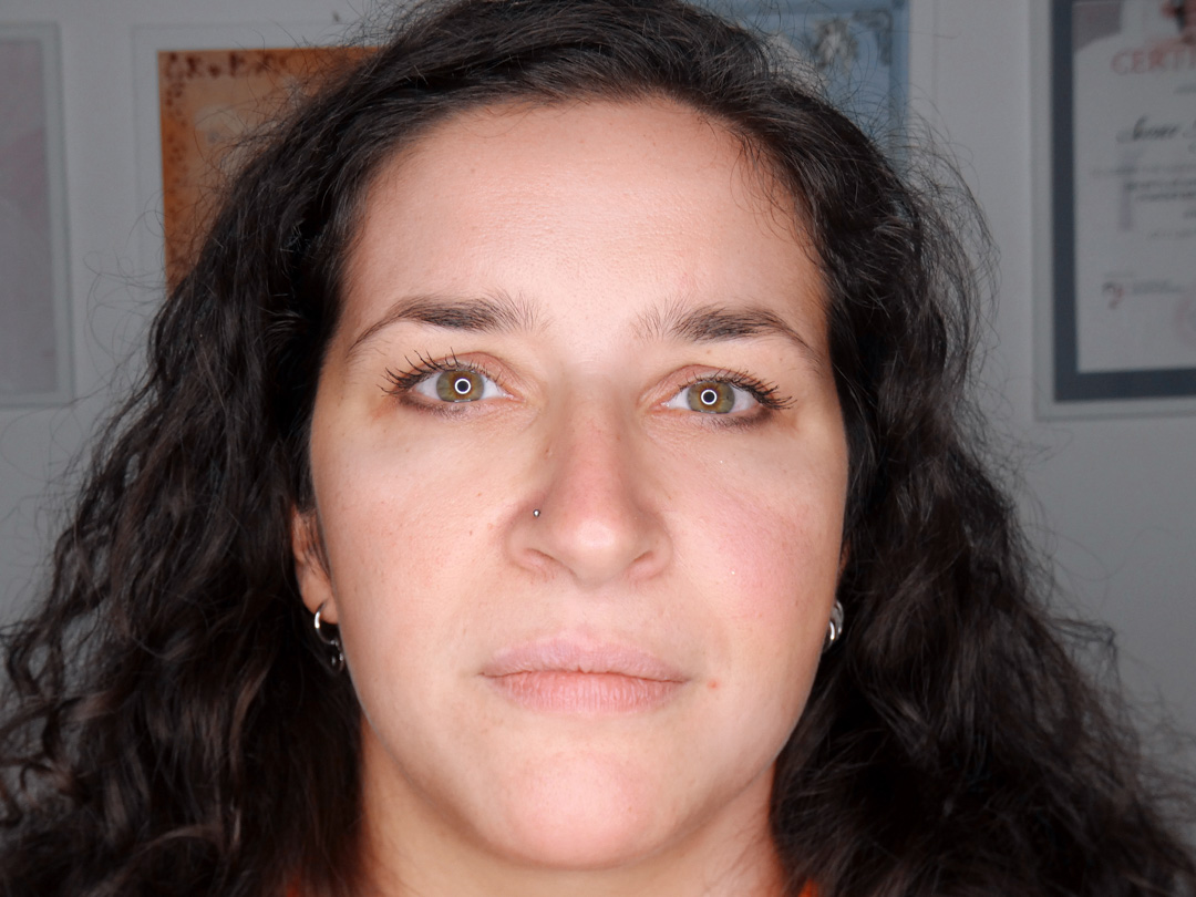 Sopracciglia diradate su ragazza mora prima del tatuaggio