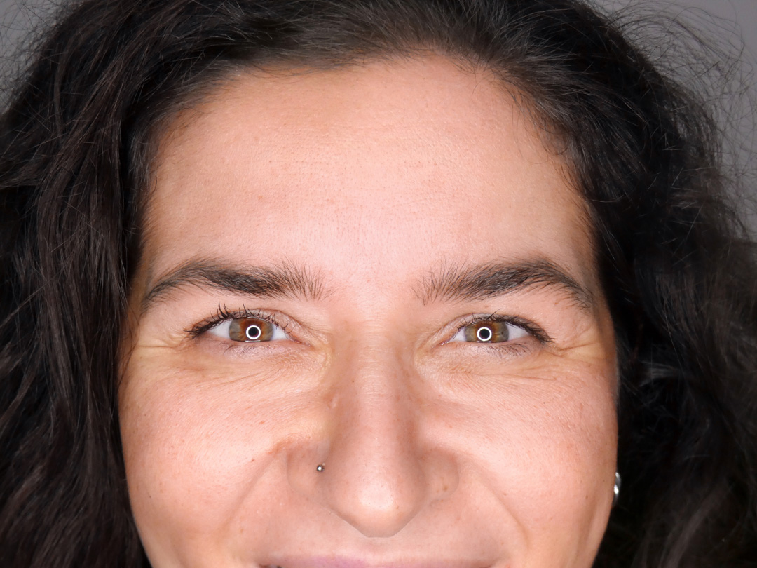 Tatuaggio sopracciglia realistico su ragazza mora con sguardo armonizzato