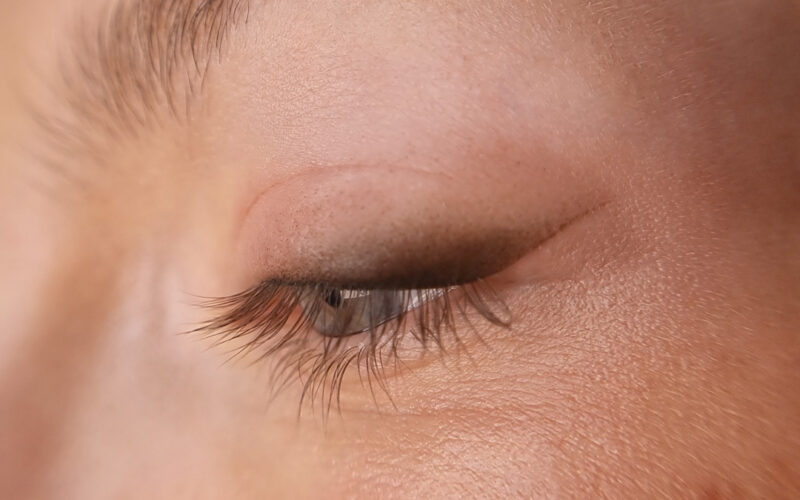 Trattamento eyeliner permanente su occhi chiari